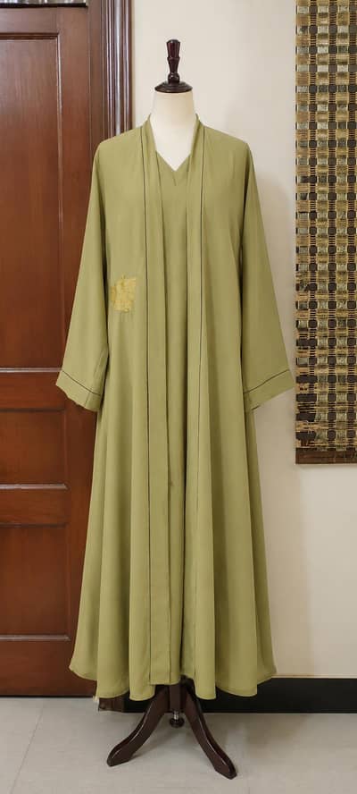 selling this beautiful abaya