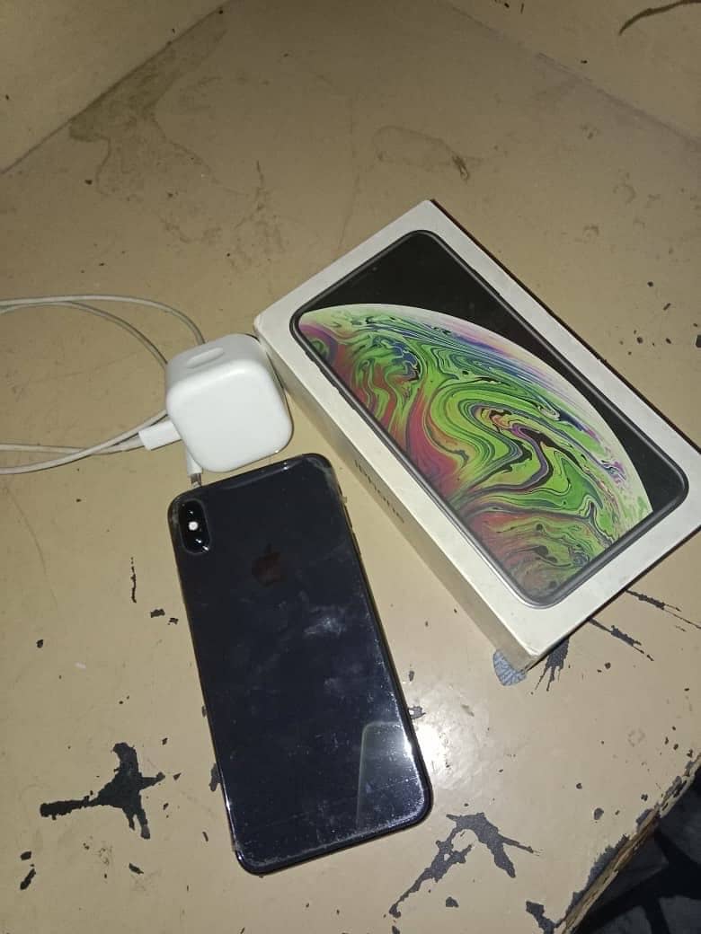 Apple iPhone XS Max 4