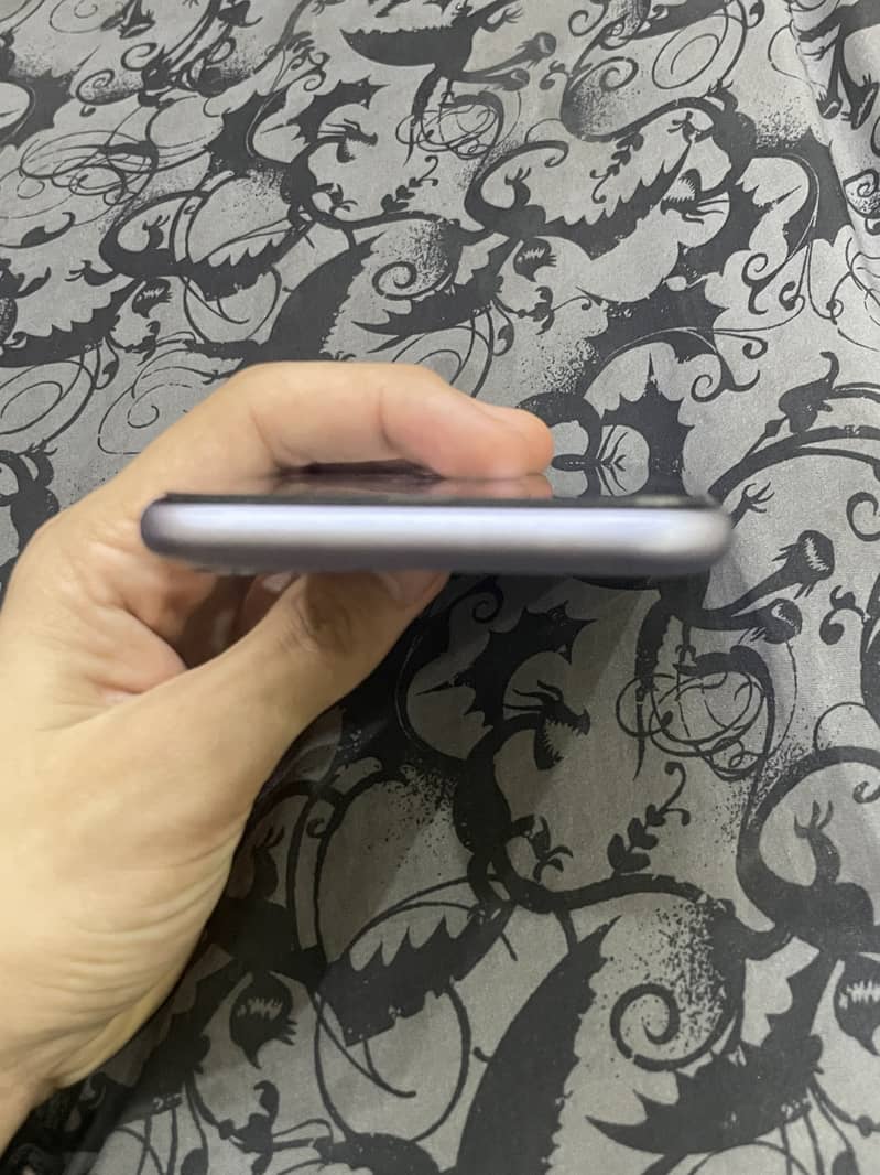 Apple iPhone 11 4