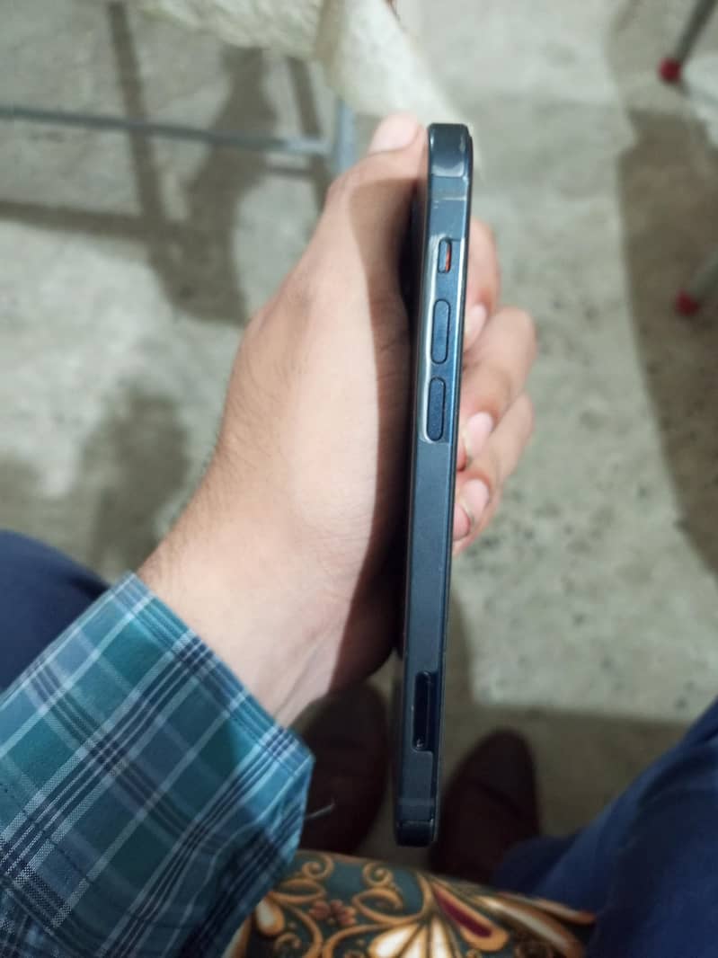 Apple iPhone 12 4