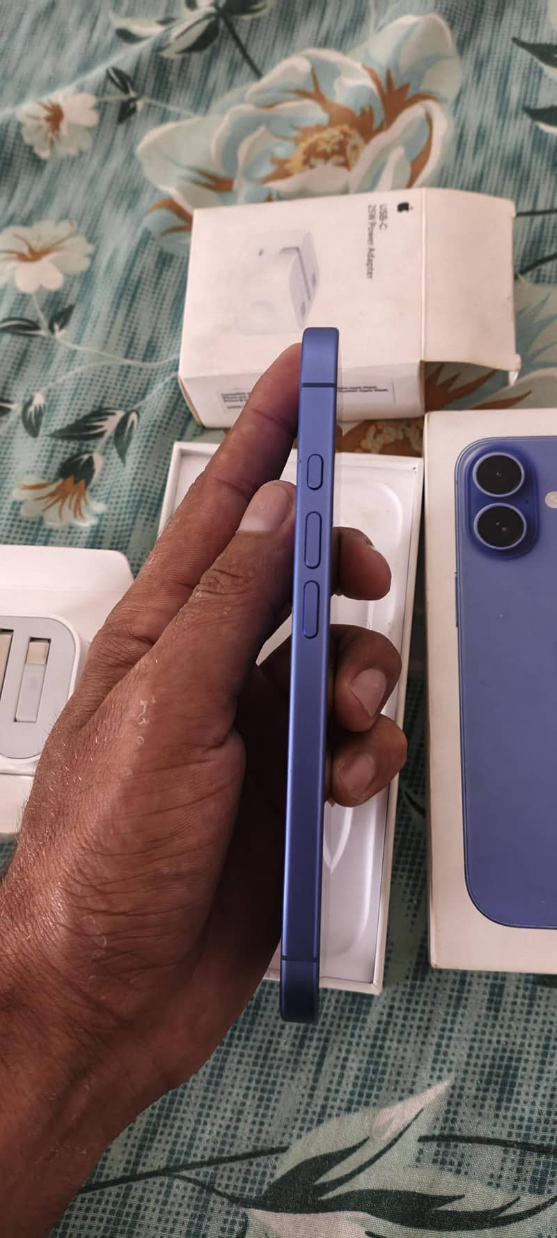 Apple iPhone 16 3