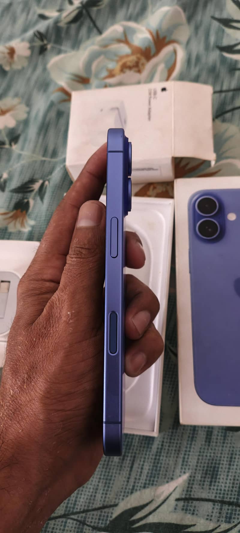 Apple iPhone 16 4