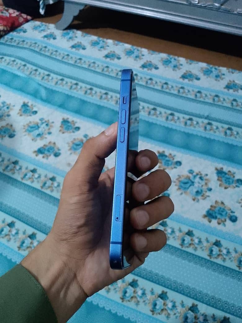 Apple iPhone 13 2