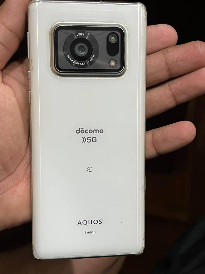 Sharp Aquos R5G 1