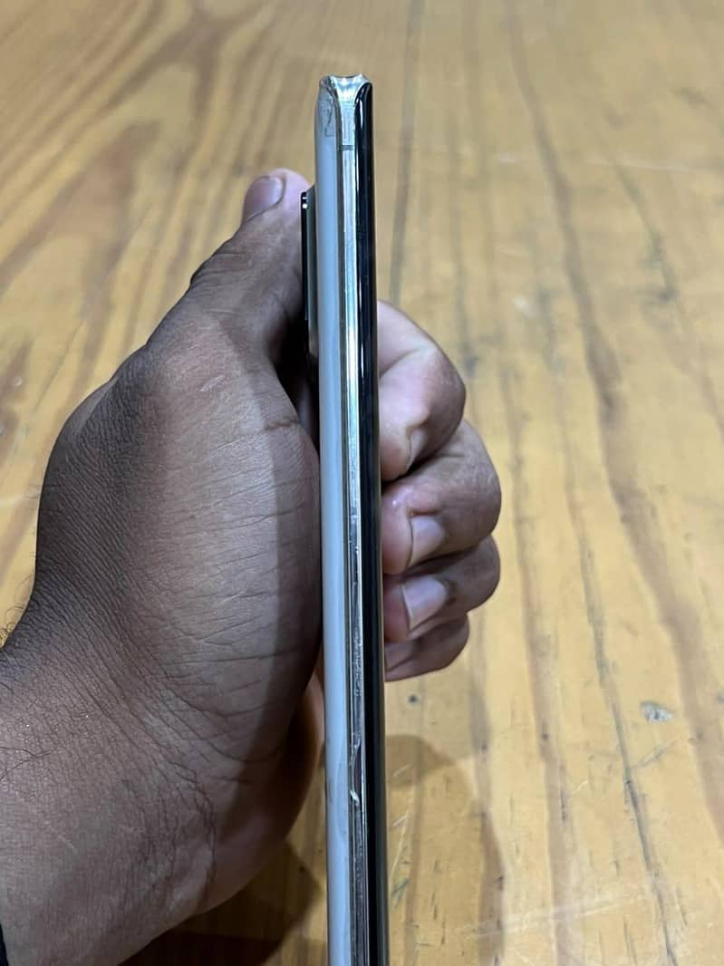 Sharp Aquos R5G 4