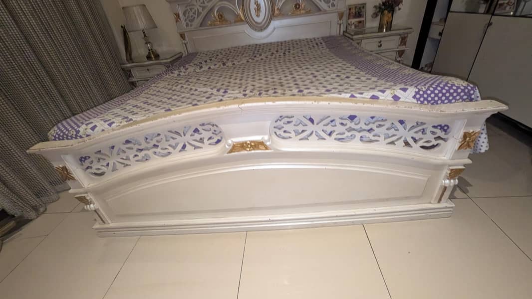 white bed 0