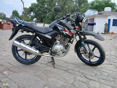Yamaha YBR 125G available in good condition. contact numbr 03080511575