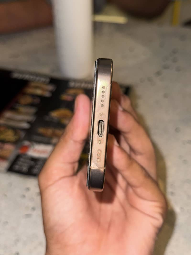 Apple iPhone 16 Pro 3