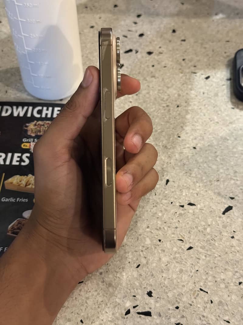 Apple iPhone 16 Pro 4