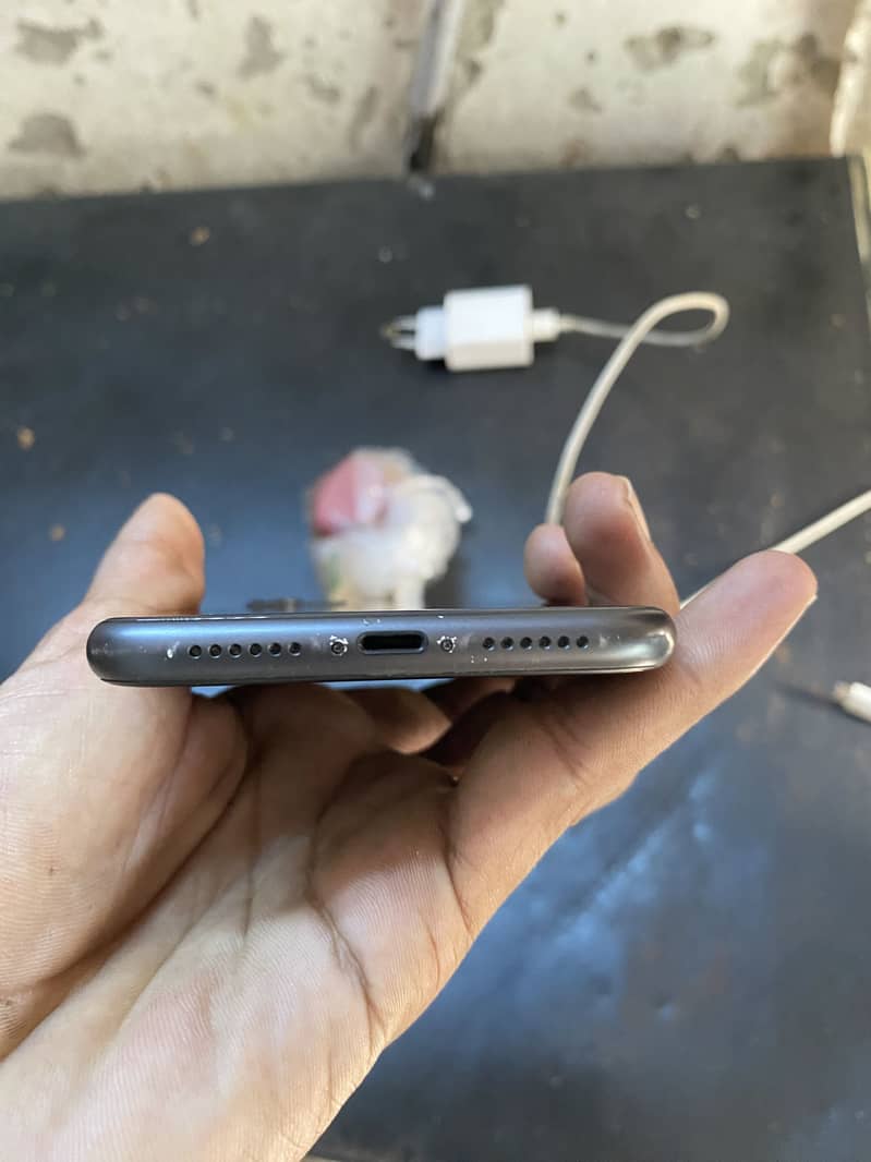Apple iPhone 11 3