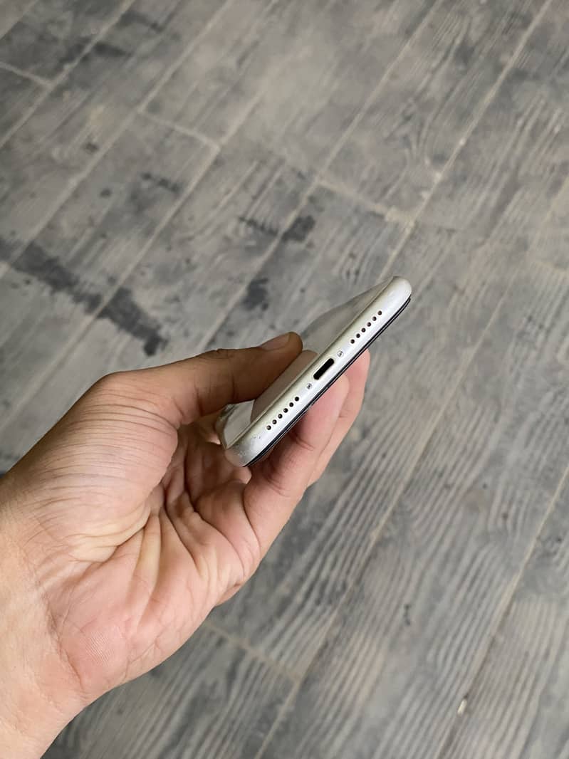Apple iPhone 11 4