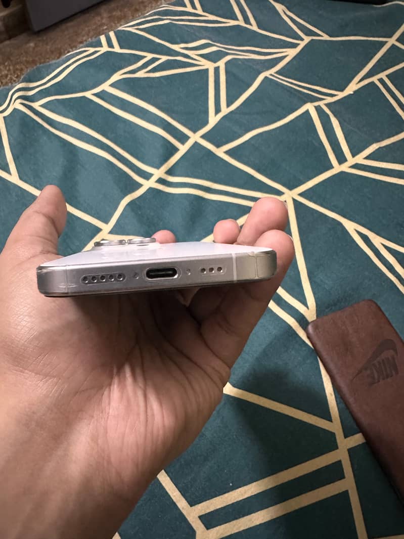 Apple iPhone 15 Pro 4