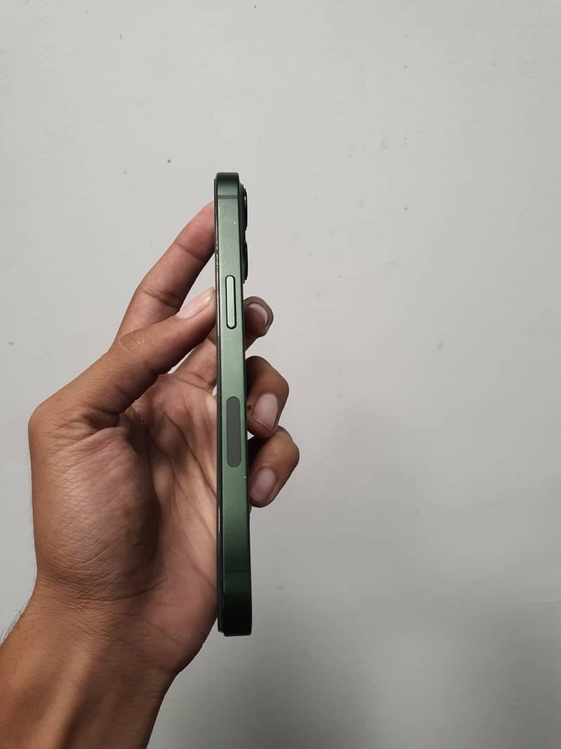 Apple iPhone 13 4