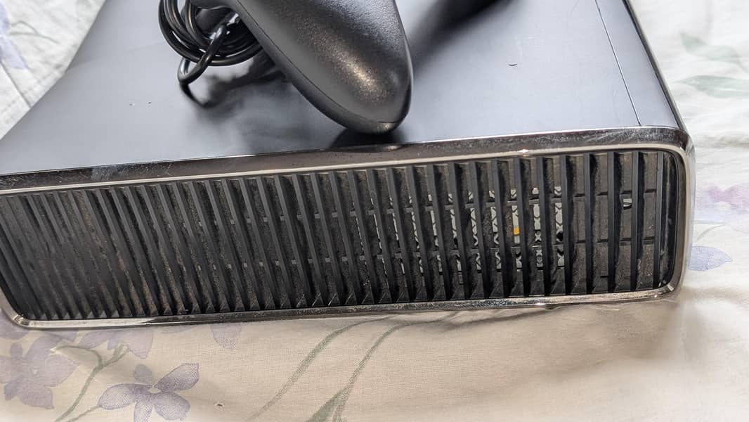 Xbox 360 Slim 250GB | Original & Never Repaired | 1 New Controller 3