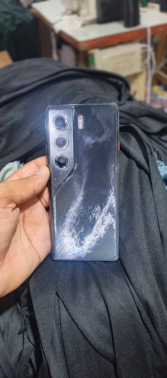 Tecno CAMON 40 Pro 1
