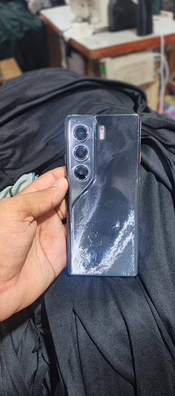 Tecno CAMON 40 Pro 4