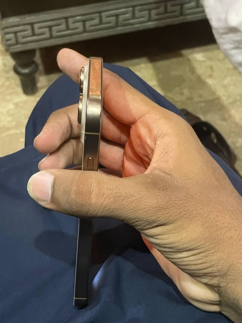 Apple iPhone 16 Pro 2