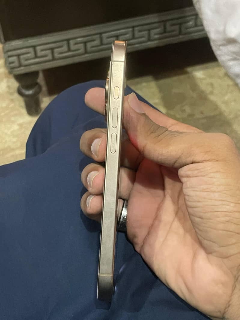 Apple iPhone 16 Pro 3