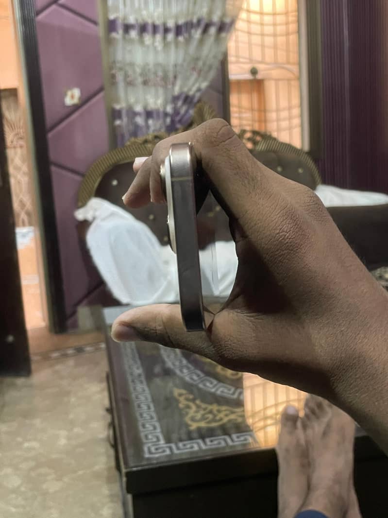 Apple iPhone 16 Pro 8