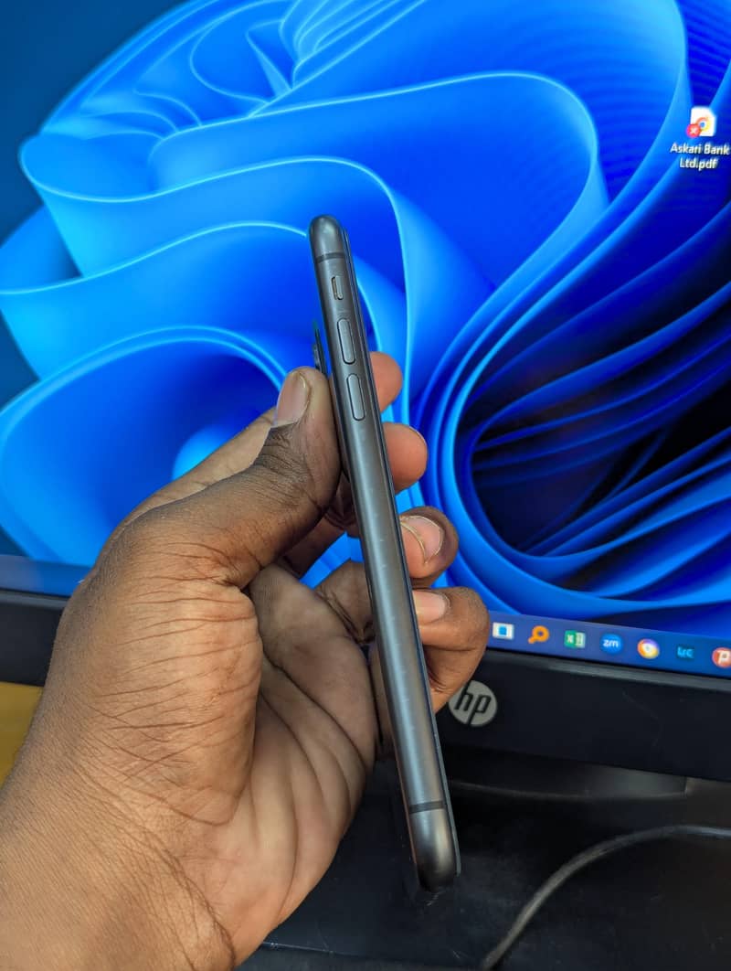 Apple iPhone 11 3