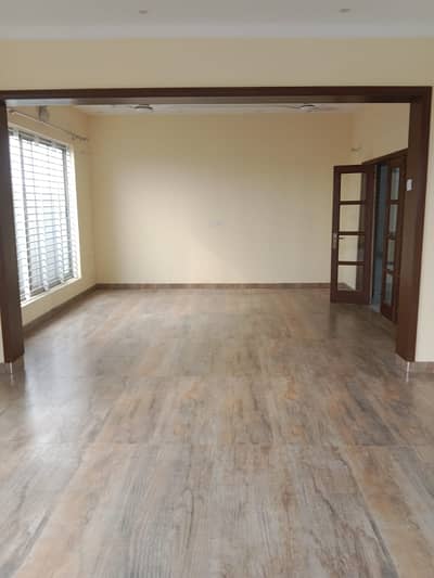 10 Marla Upper Portion For Rent in Model Town