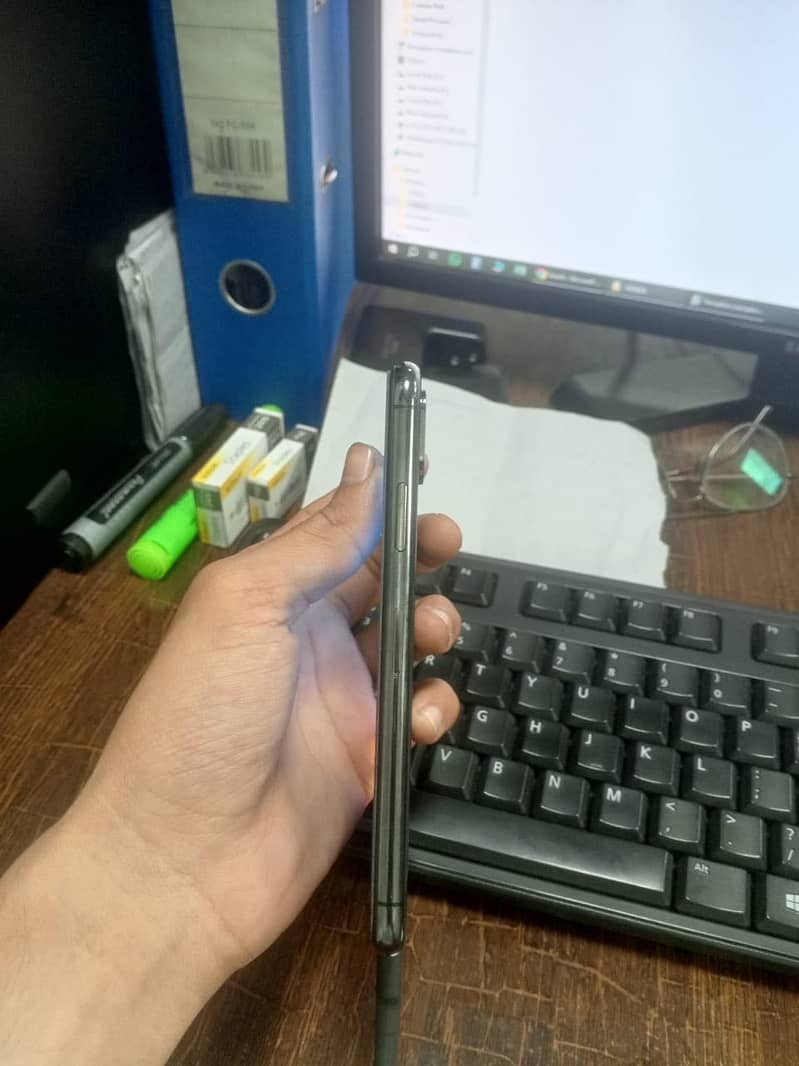 Apple iPhone XS 4