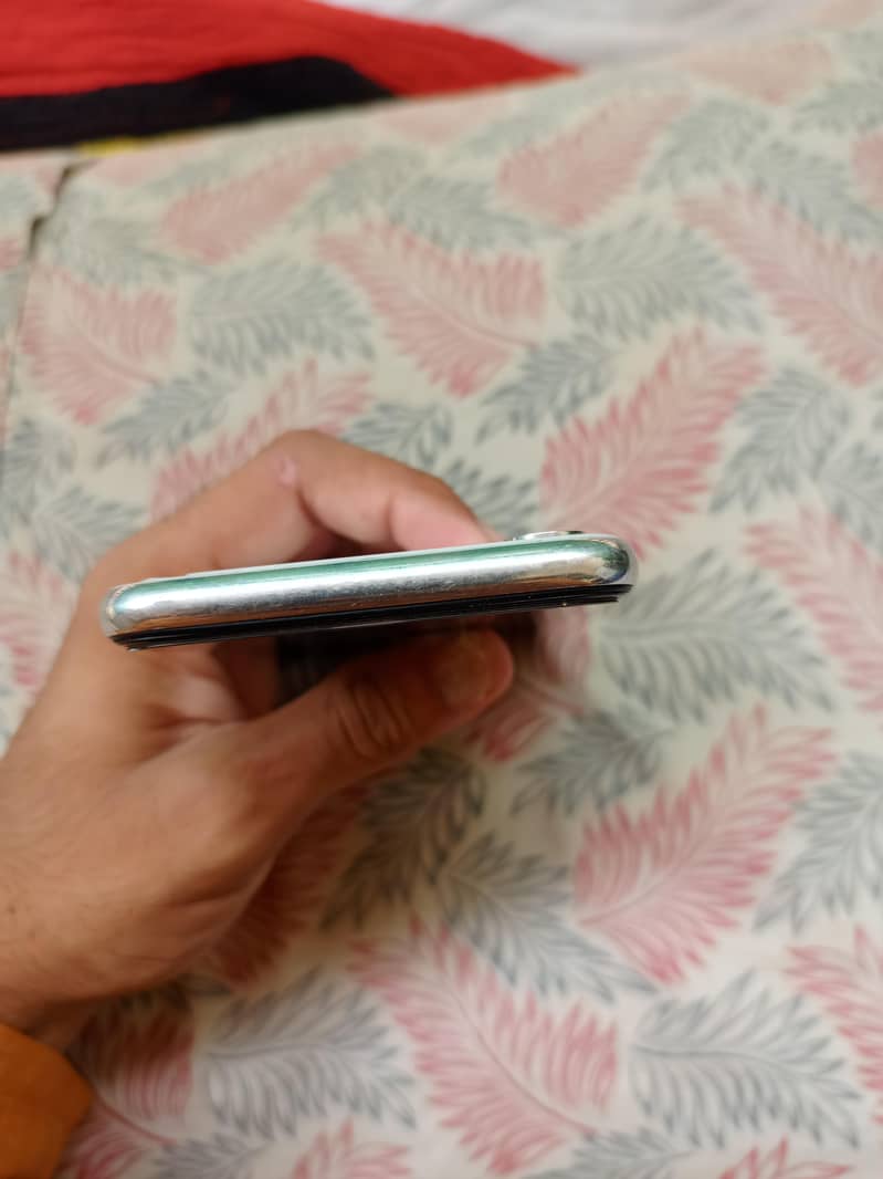 Apple iPhone X 3