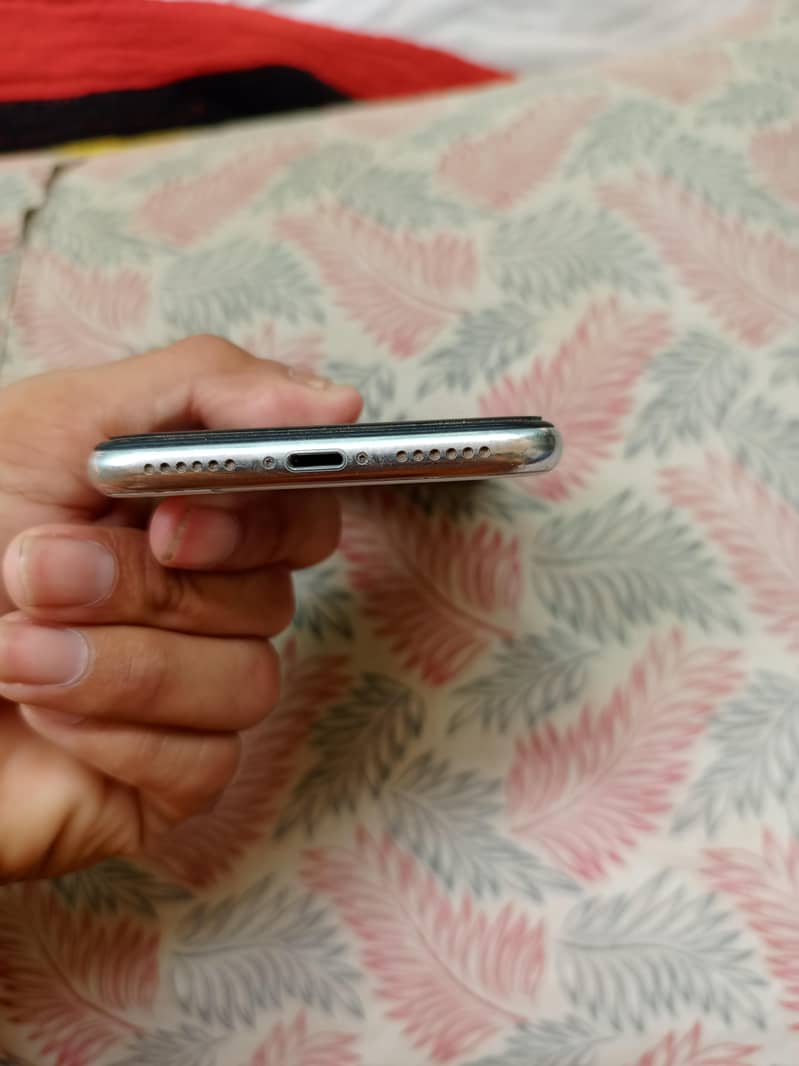 Apple iPhone X 4