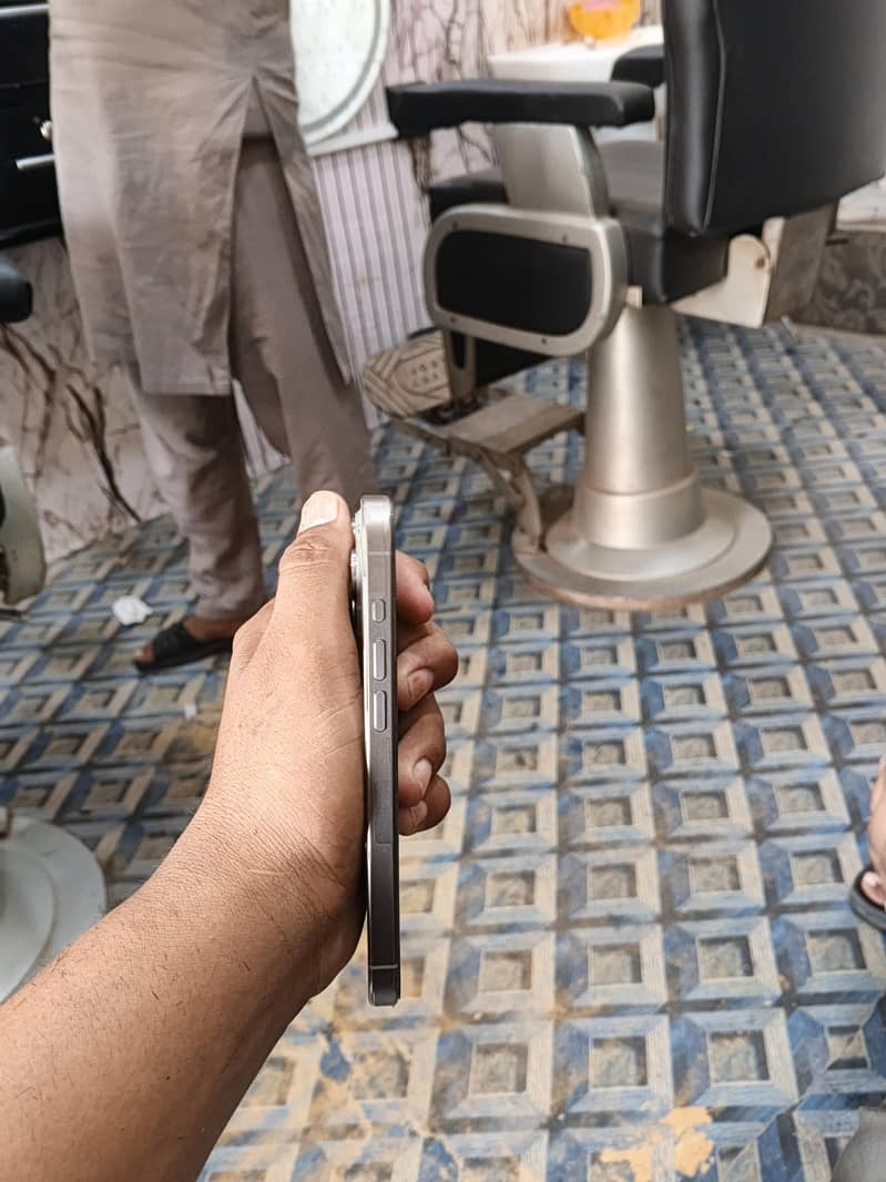Apple iPhone 15 Pro 2