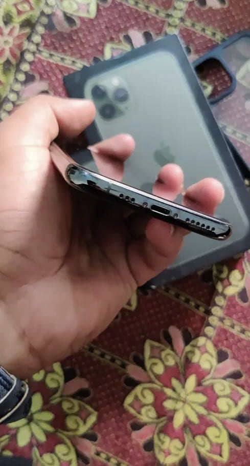 Apple iPhone 11 Pro 4