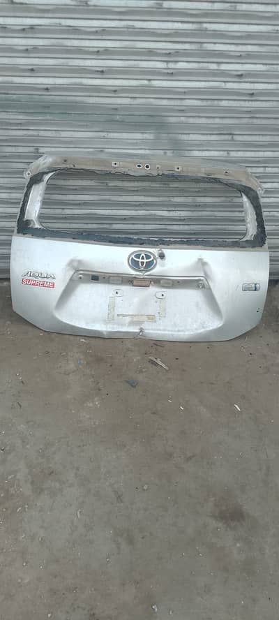 Toyota Aqua trunk and spoiler