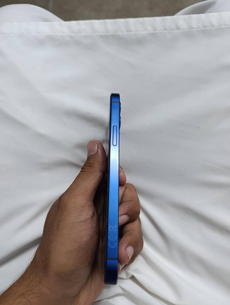 Apple iPhone 12 4