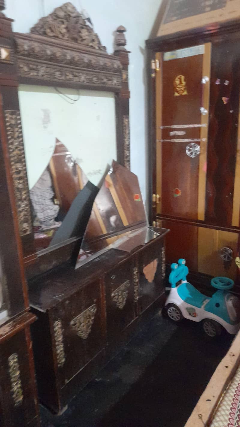 showcase and dresiing table 0