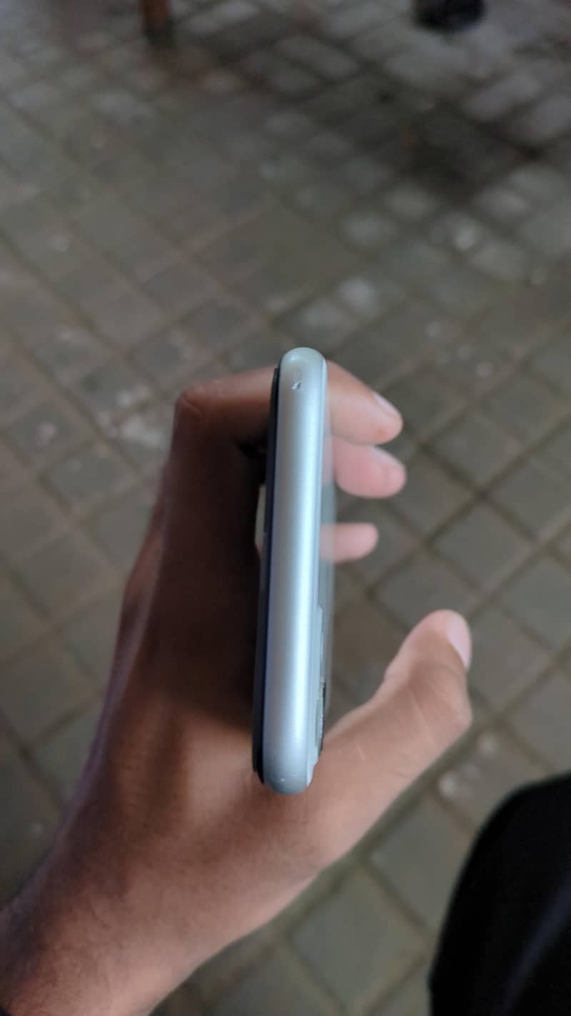 Apple iPhone 11 3