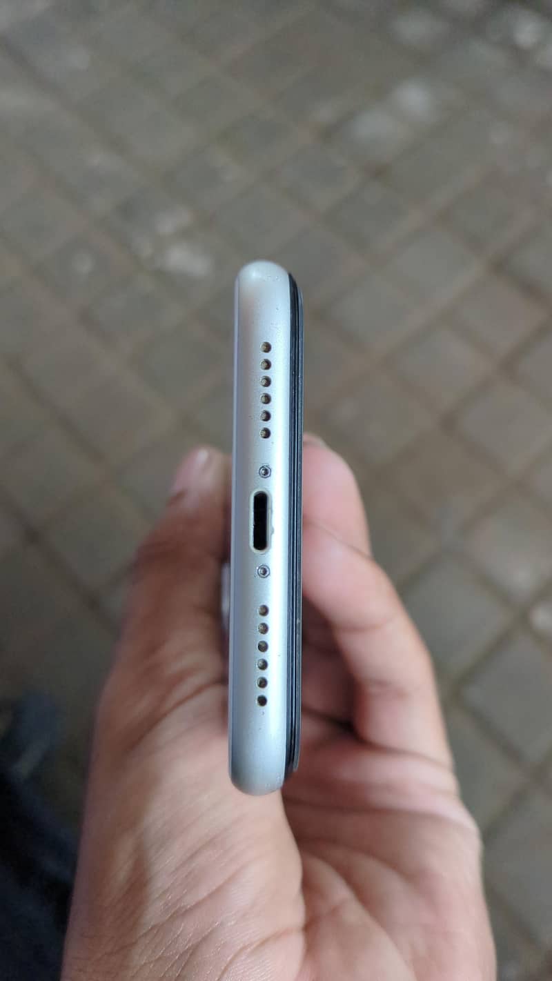Apple iPhone 11 4