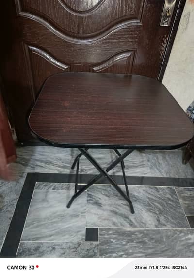 Folding table