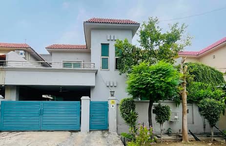 10 MARLA 4 BEDROOMS SD HOUSE AVAILABLE FOR SALE