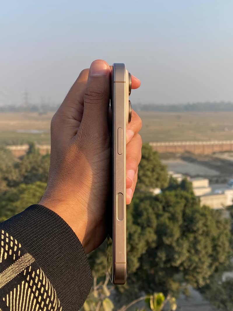Apple iPhone 16 Pro 4