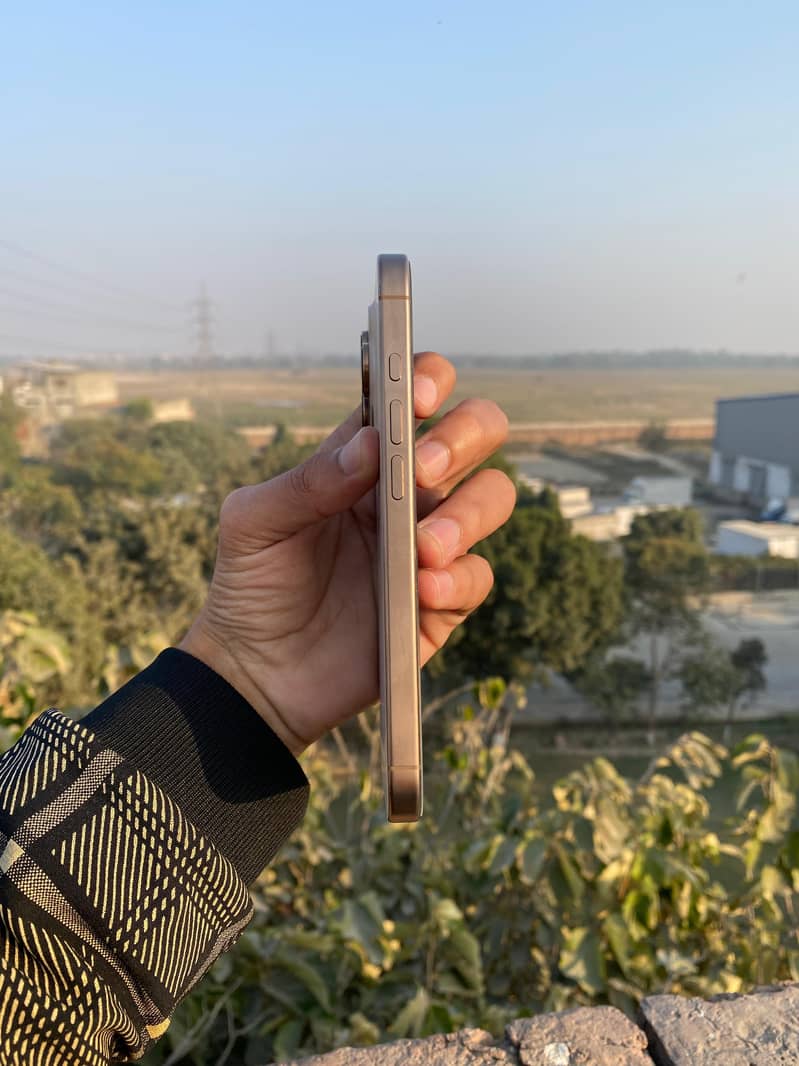 Apple iPhone 16 Pro 9