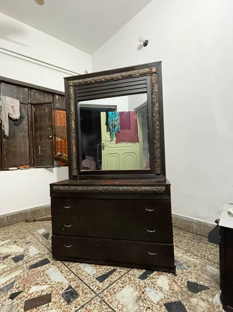 DRESSING TABLE 0