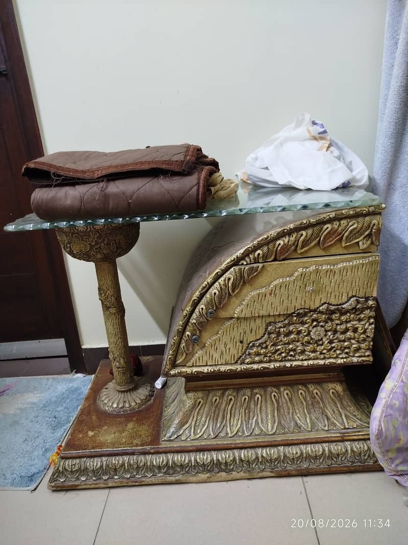 Dressing table + side tables + divider 1