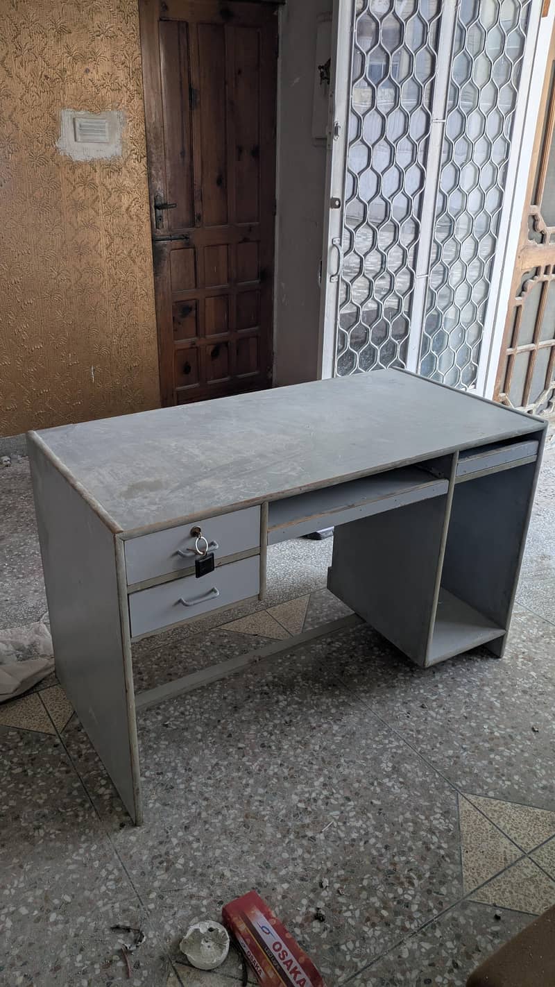 Computer table for sale 0