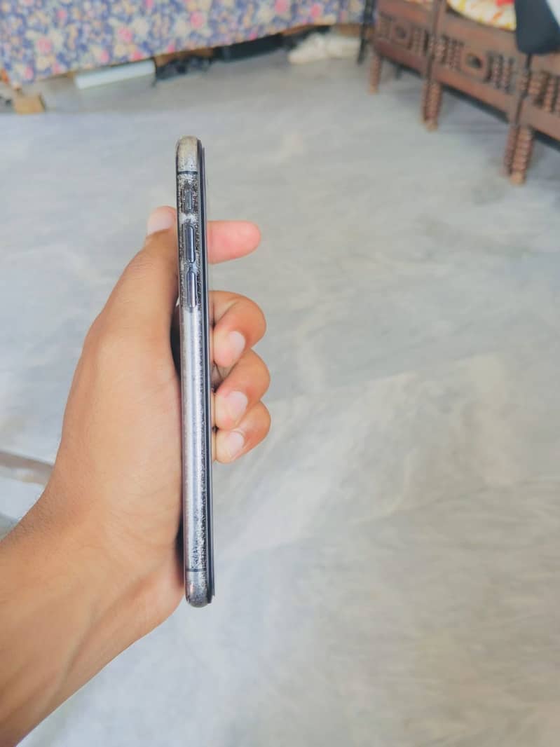 Apple iPhone X 4