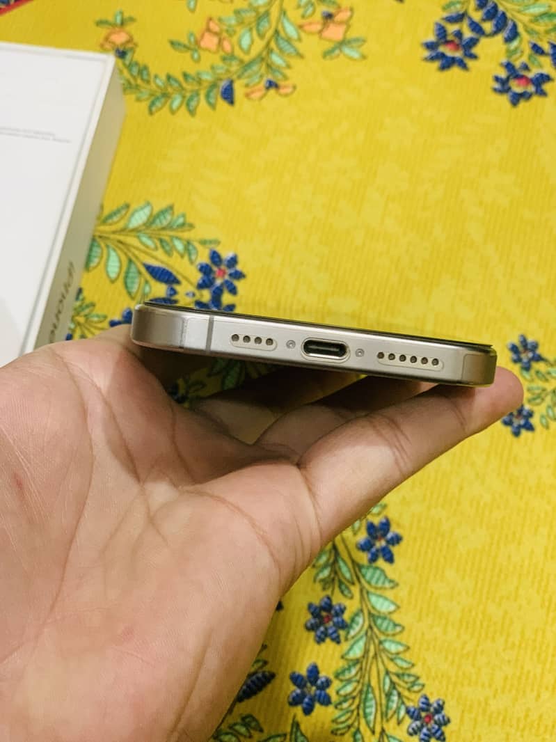 Apple iPhone 15 Pro Max 6