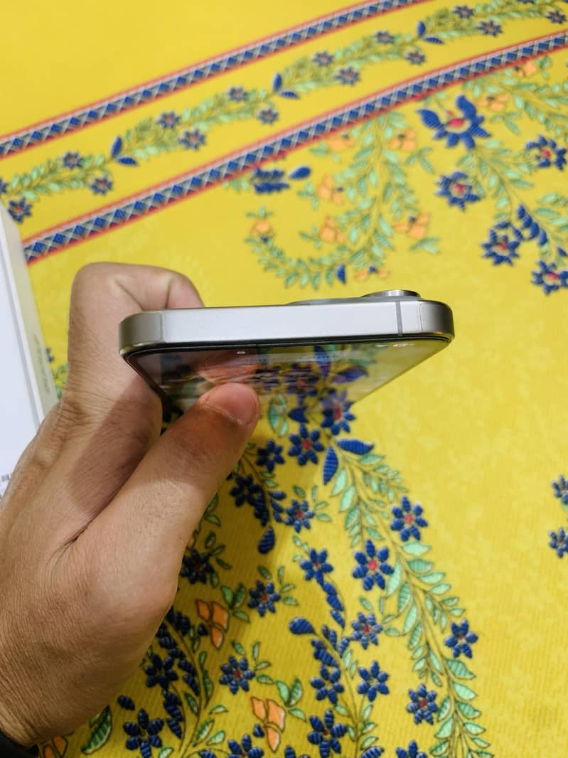 Apple iPhone 15 Pro Max 9
