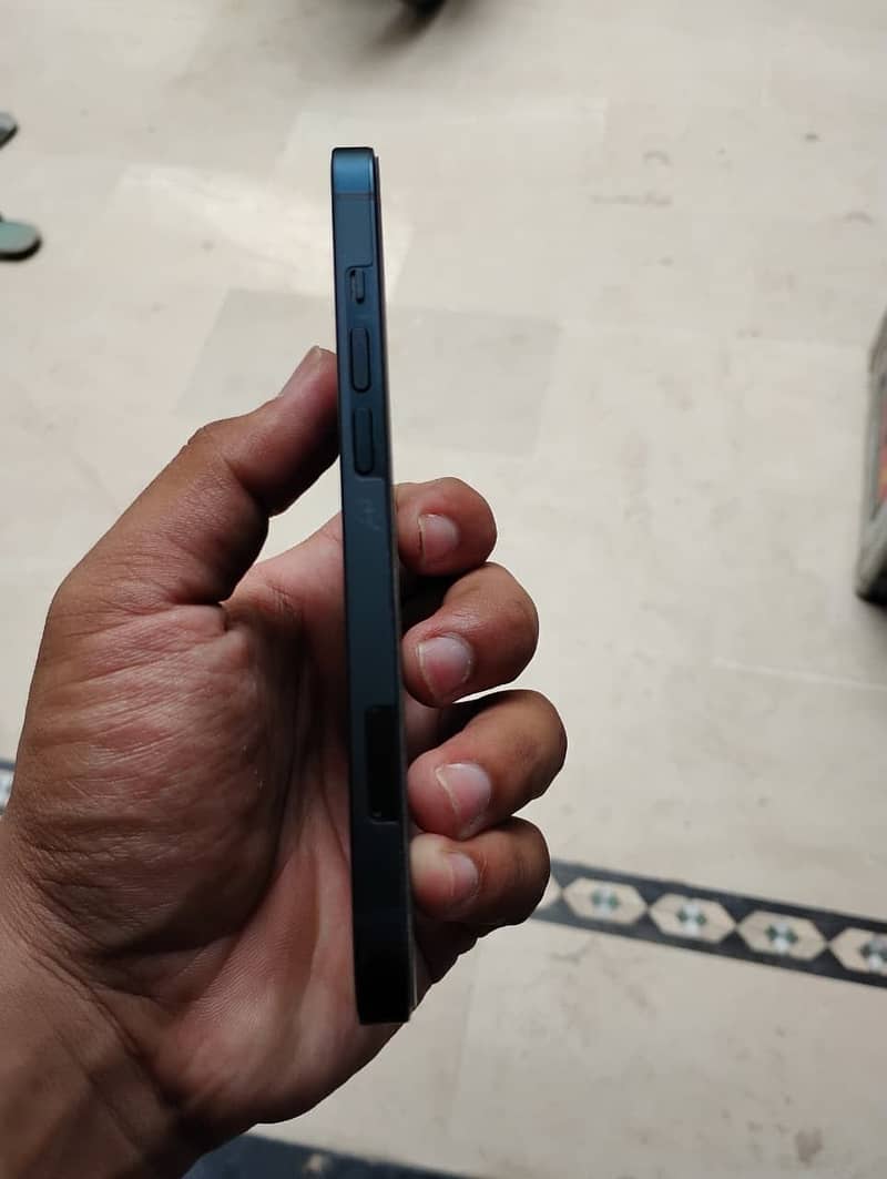 Apple iPhone 13 2