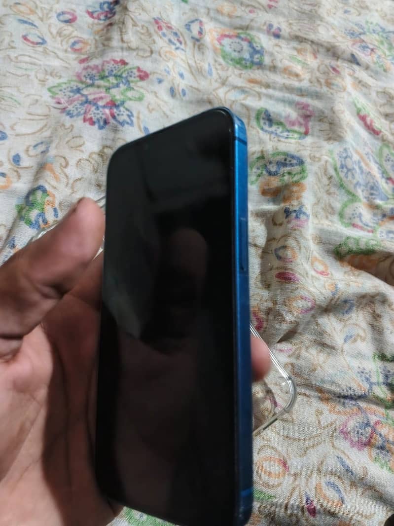 Apple iPhone 13 8