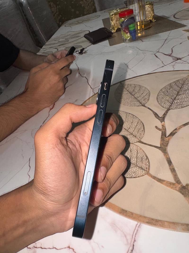 Apple iPhone 13 2