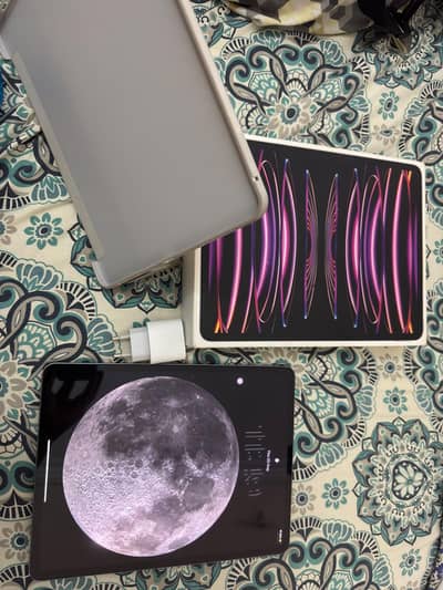 Apple Ipad pro 12.9 2022 6th generation M2 chip with Box