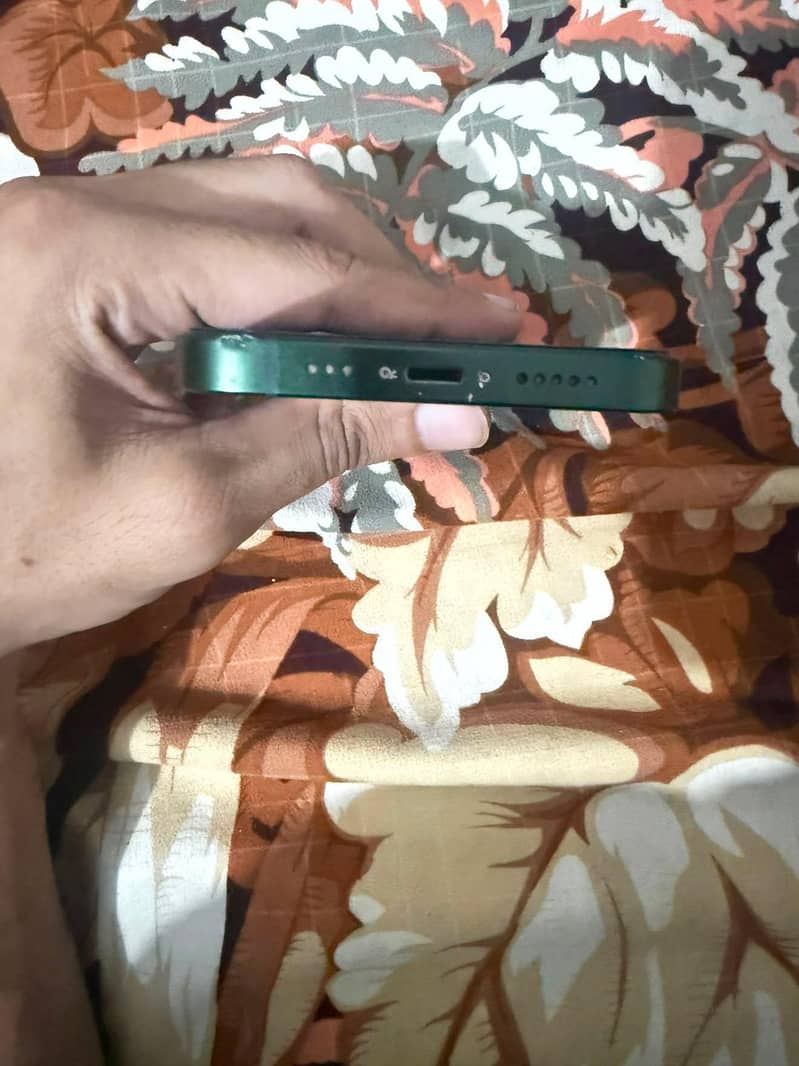 Apple iPhone 13 4